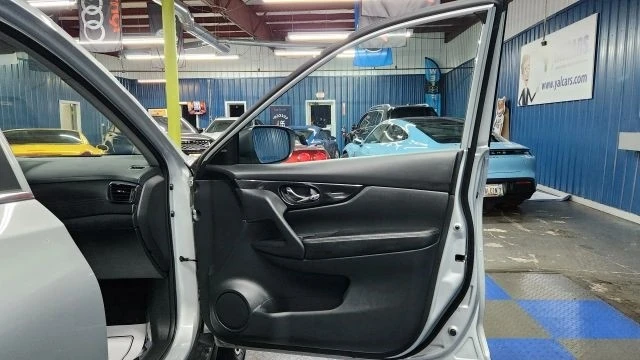 2019 Nissan Rogue - Image 11 of 12