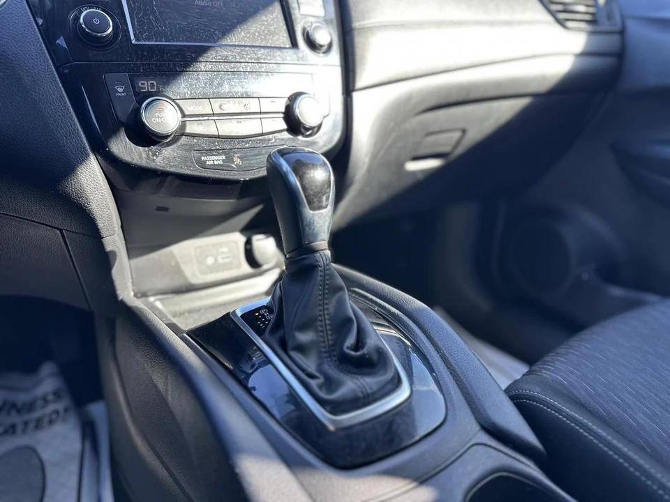 2019 Nissan Rogue - Image 14 of 21