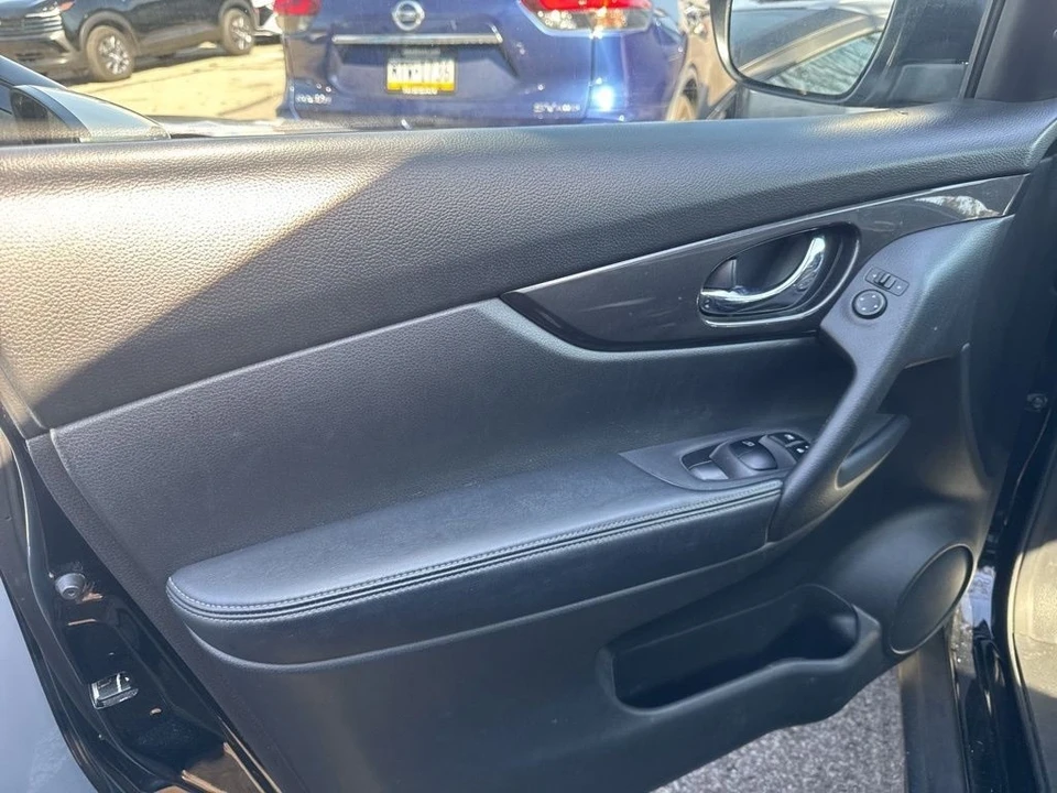 2019 Nissan Rogue - Image 8 of 12