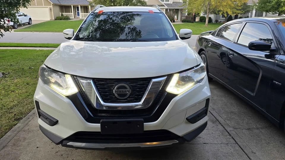 2019 Nissan Rogue - Image 2 of 7