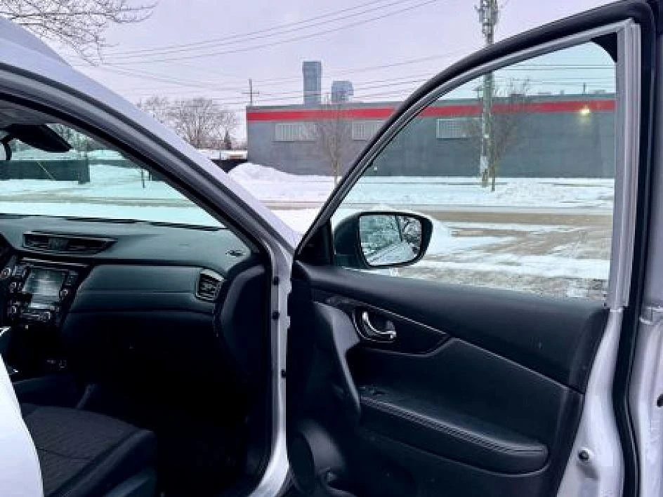 2019 Nissan Rogue - Image 16 of 21