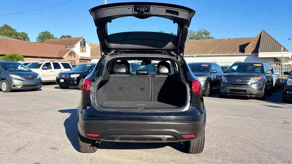 2019 Nissan Rogue - Image 7 of 17