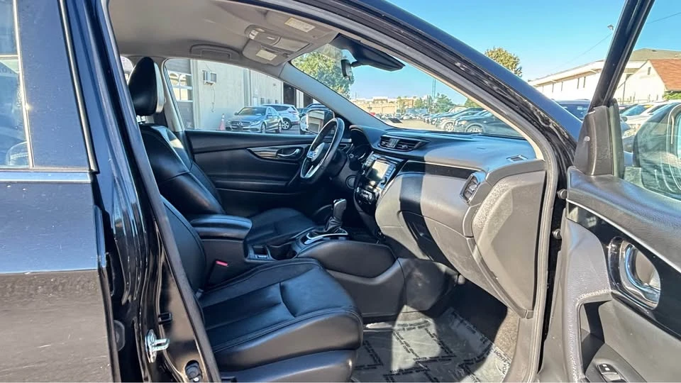 2019 Nissan Rogue - Image 9 of 17