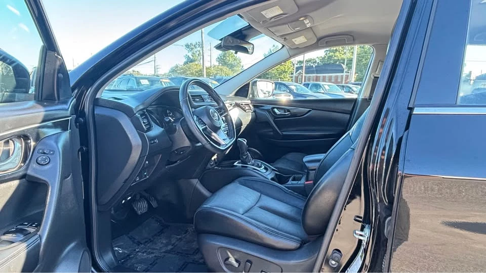 2019 Nissan Rogue - Image 8 of 17