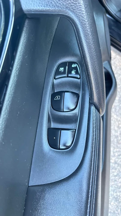 2019 Nissan Rogue - Image 12 of 17