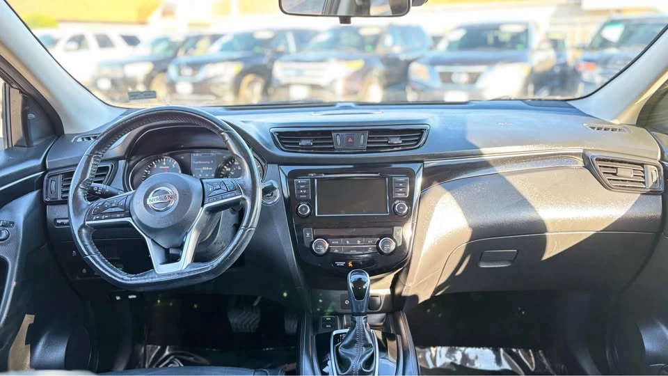 2019 Nissan Rogue - Image 10 of 17
