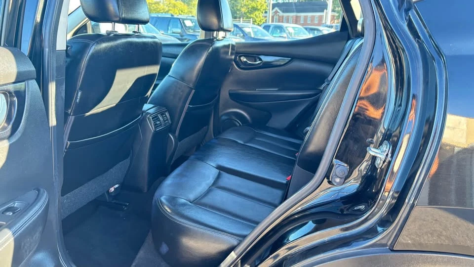 2019 Nissan Rogue - Image 16 of 17