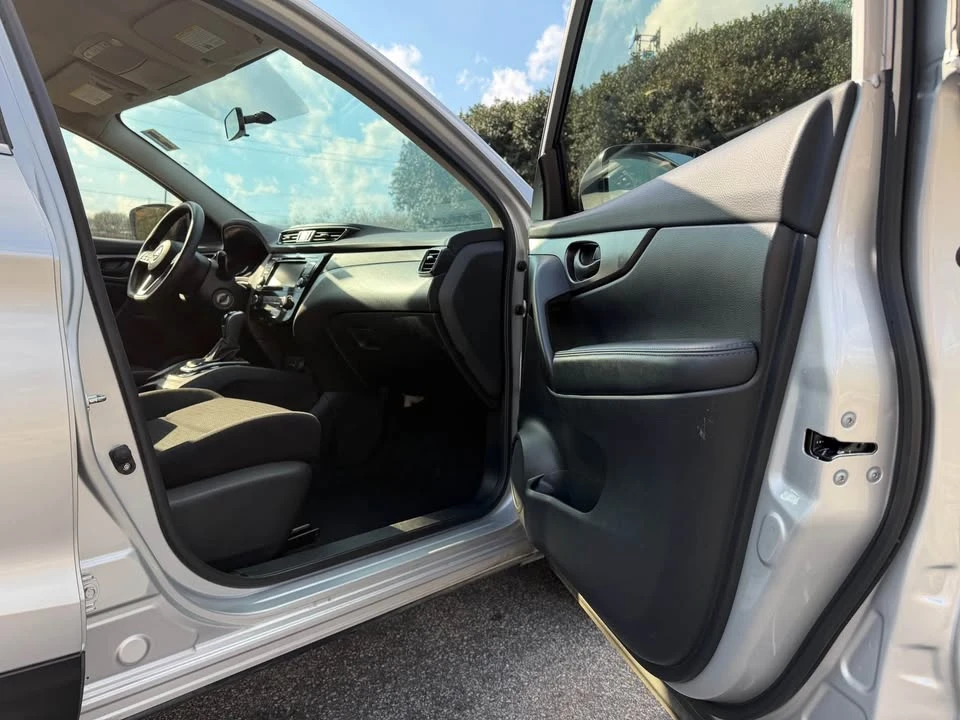 2019 Nissan Rogue - Image 11 of 17