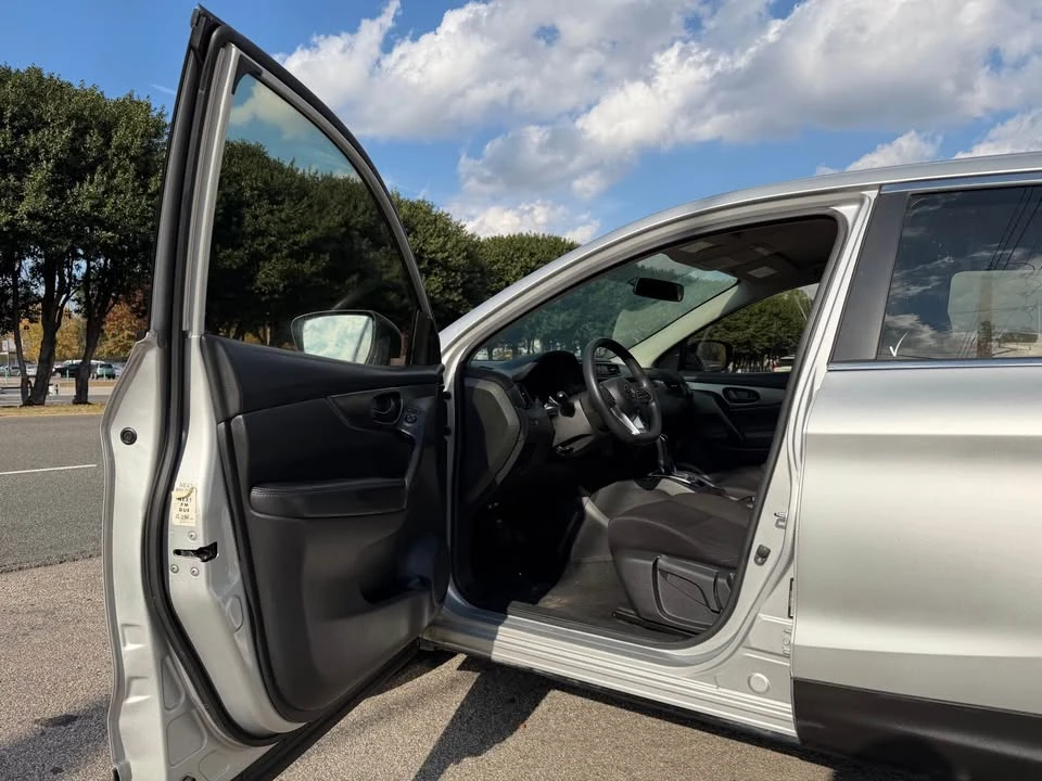 2019 Nissan Rogue - Image 4 of 17
