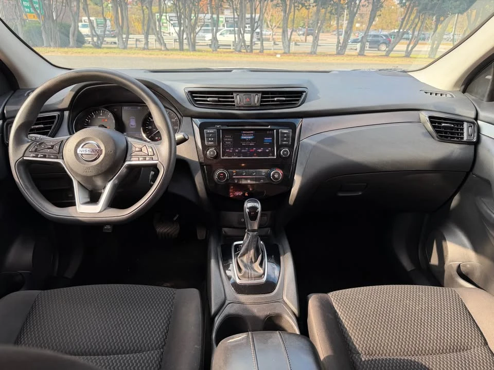 2019 Nissan Rogue - Image 9 of 17