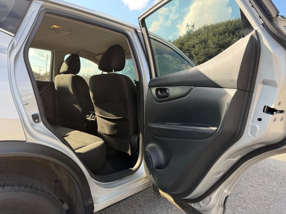 2019 Nissan Rogue - Image 10 of 17