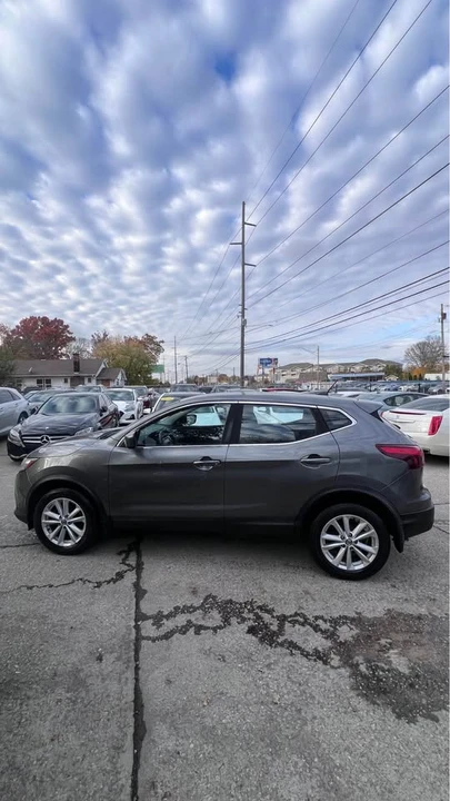 2019 Nissan Rogue - Image 7 of 14