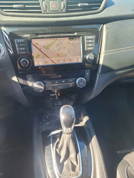 2019 Nissan Rogue - Image 10 of 16