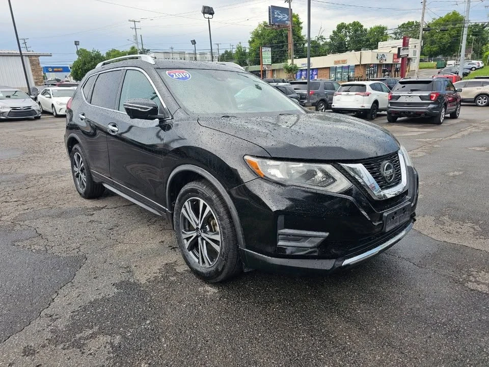 2019 Nissan Rogue - Image 2 of 20