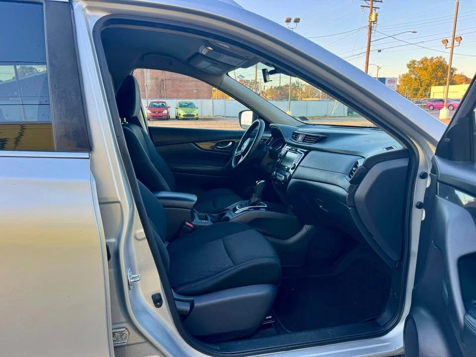 2019 Nissan Rogue - Image 10 of 17