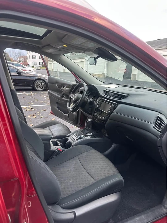 2019 Nissan Rogue - Image 10 of 16