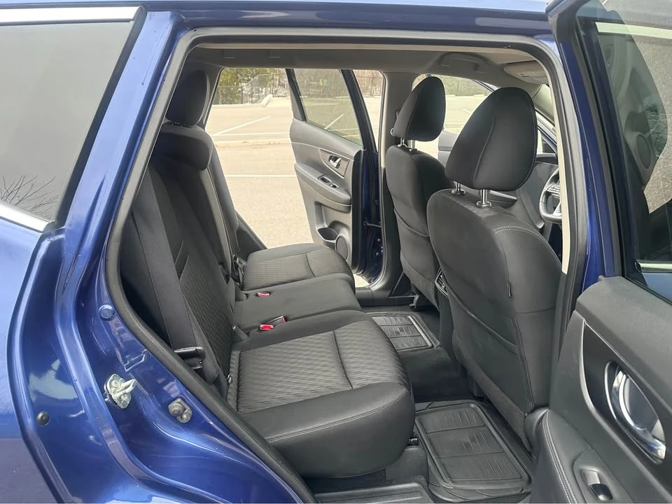 2019 Nissan Rogue - Image 10 of 16