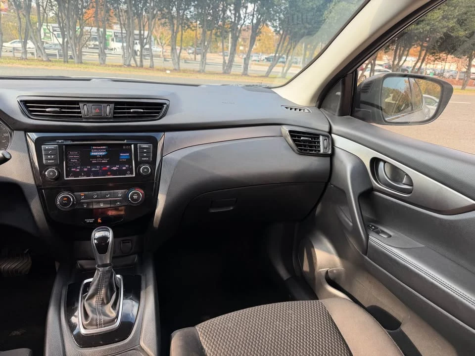 2019 Nissan Rogue - Image 7 of 16