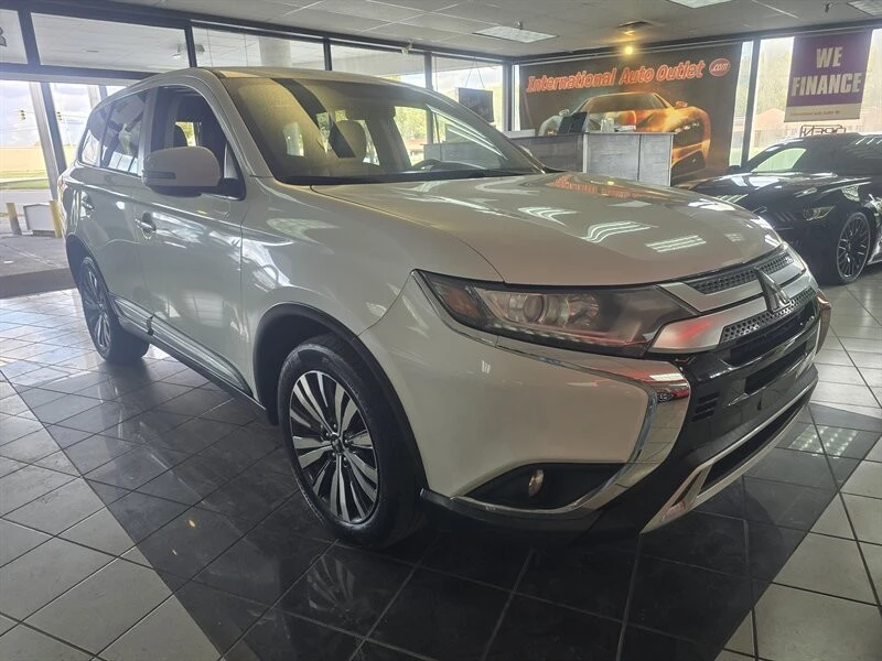 2019 Mitsubishi Outlander - Image 3 of 4