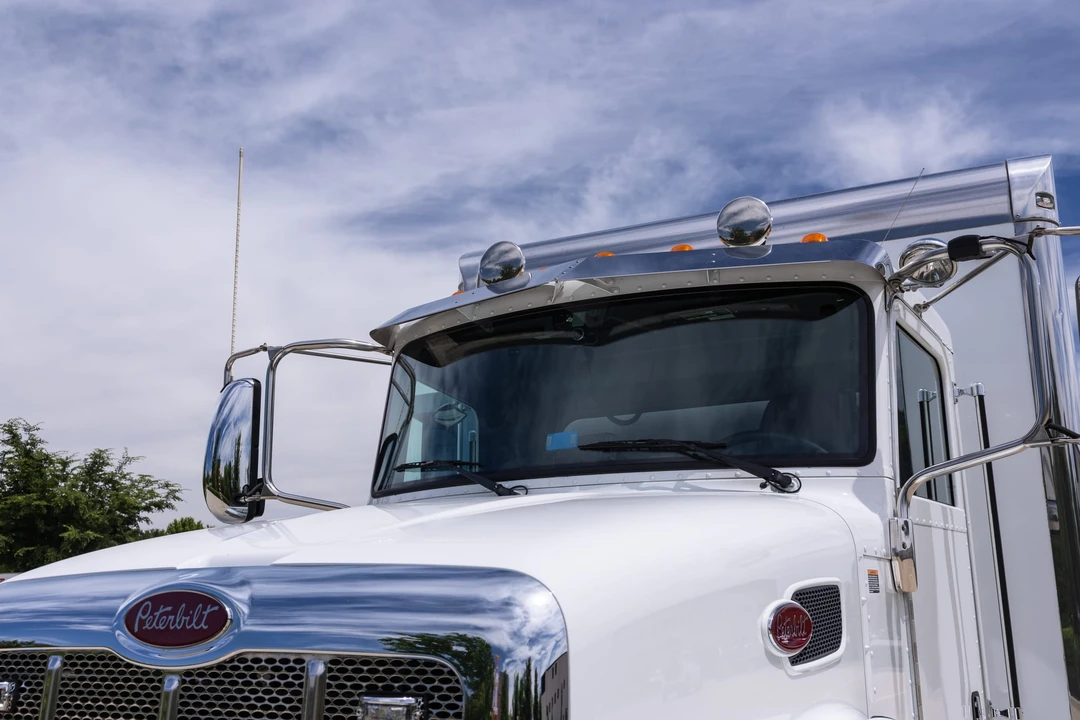 2019 Peterbilt - Image 18 of 31