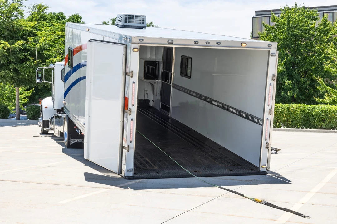 2019 Peterbilt - Image 10 of 31
