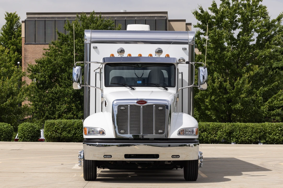 2019 Peterbilt - Image 4 of 31