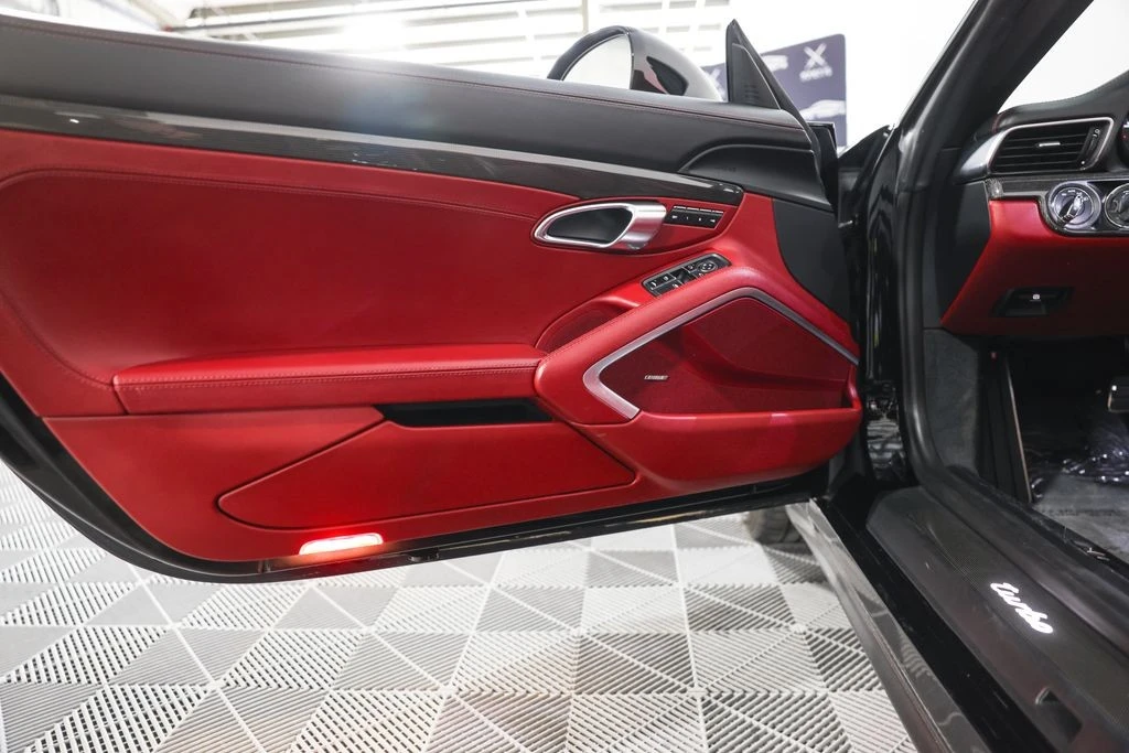 2019 Porsche - Image 24 of 31