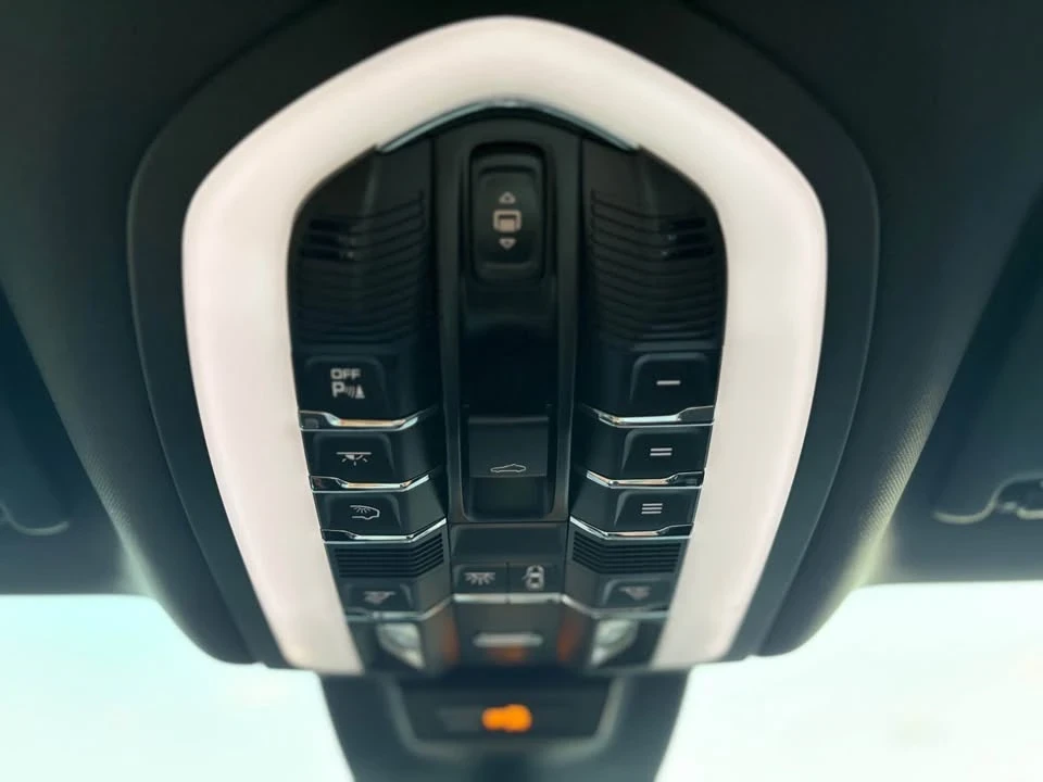 2019 Porsche Macan - Image 17 of 18