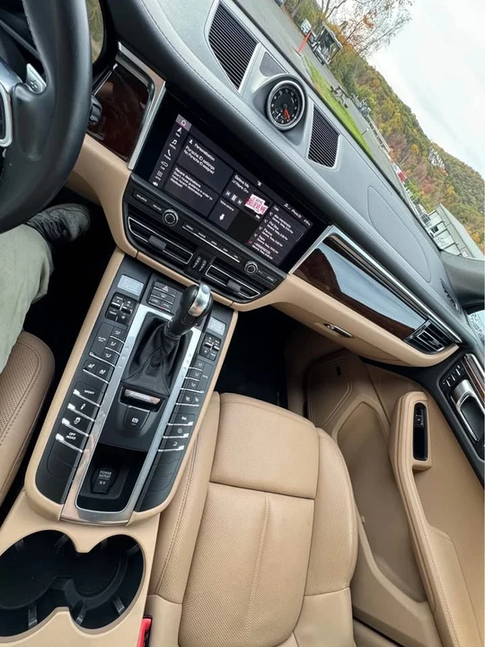 2019 Porsche Macan - Image 17 of 20