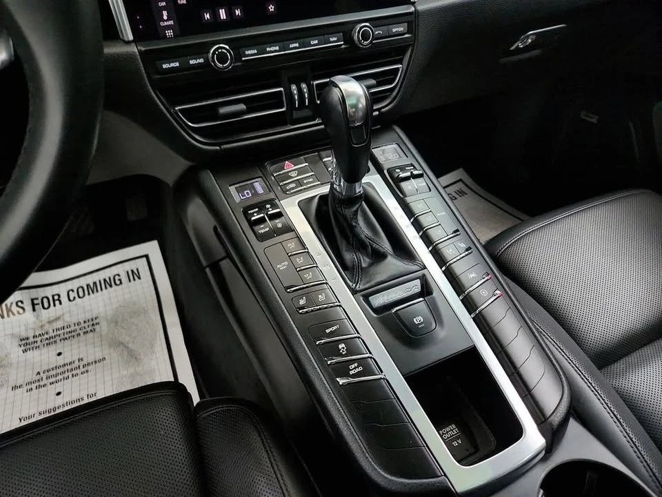 2019 Porsche Macan - Image 18 of 20