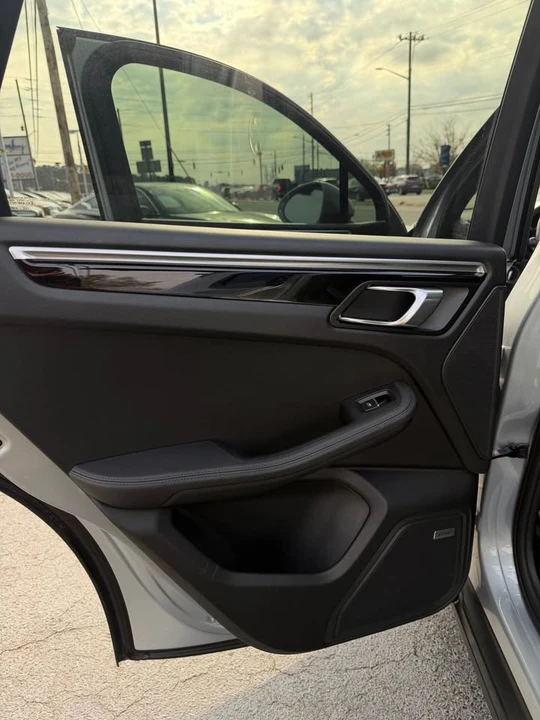 2019 Porsche Macan - Image 11 of 17