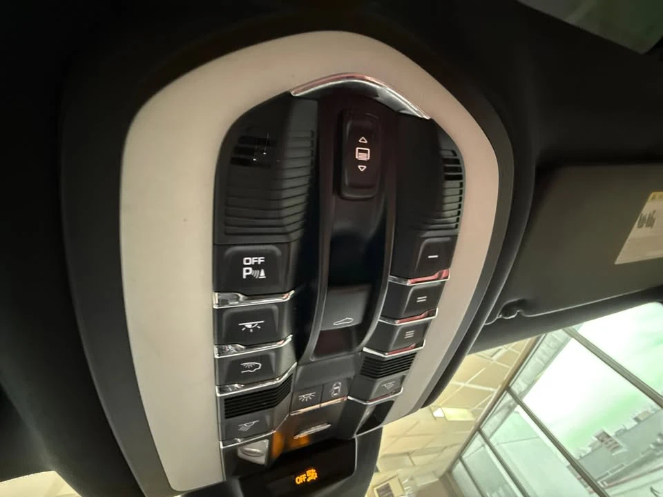 2019 Porsche Macan - Image 16 of 20