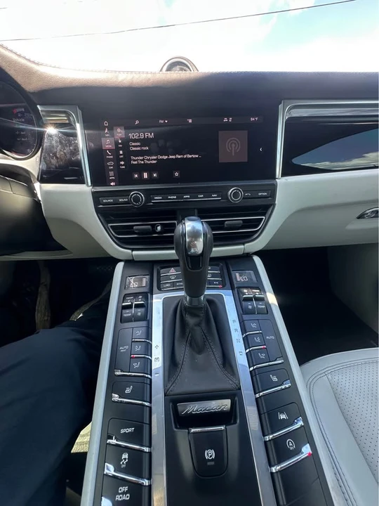 2019 Porsche Macan - Image 16 of 20