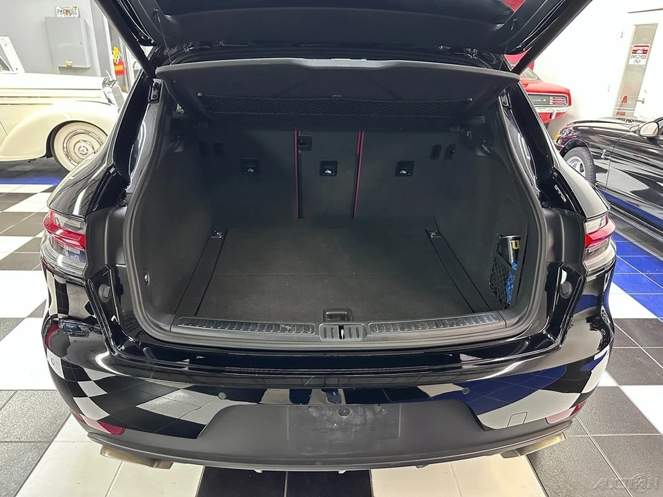 2019 Porsche Macan - Image 18 of 21