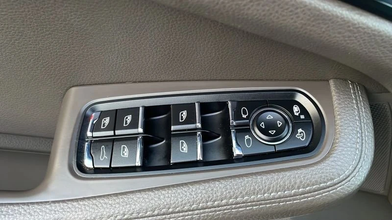 2019 Porsche Macan - Image 16 of 20