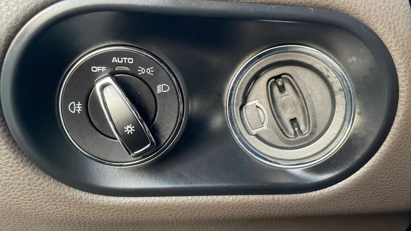 2019 Porsche Macan - Image 17 of 20