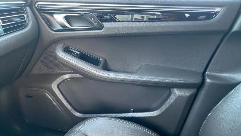 2019 Porsche Macan - Image 15 of 20