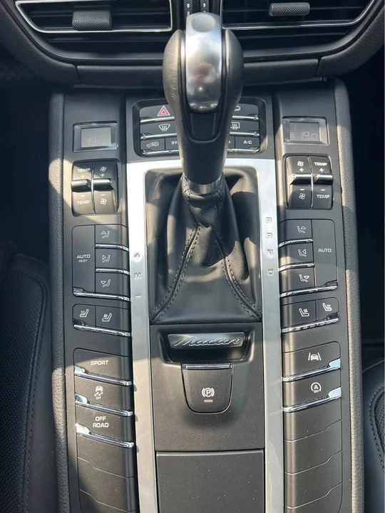 2019 Porsche Macan - Image 17 of 20