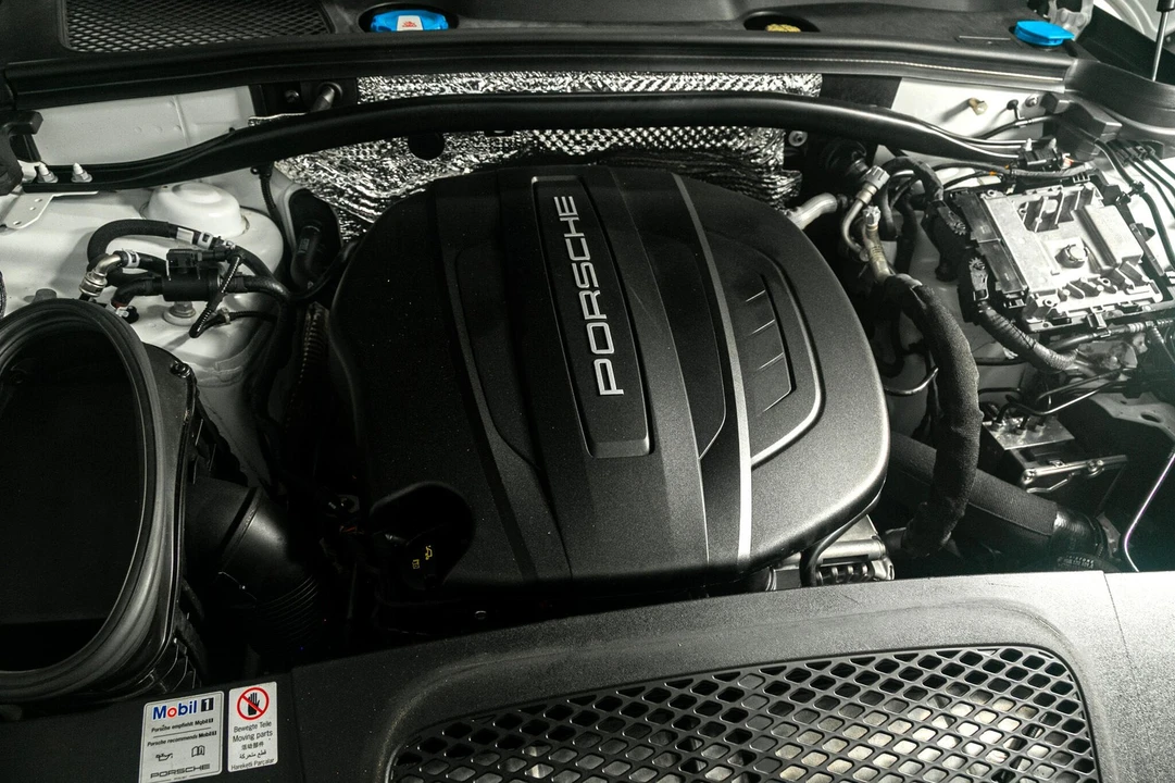 2019 Porsche Macan - Image 15 of 21