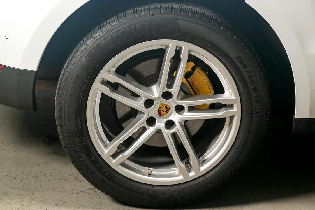 2019 Porsche Macan - Image 17 of 21