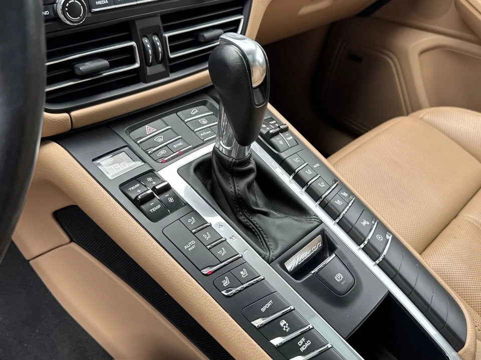 2019 Porsche Macan - Image 16 of 20