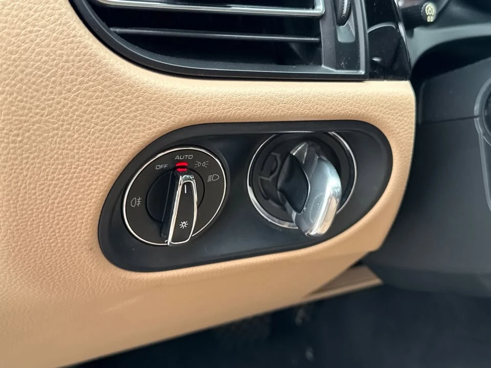 2019 Porsche Macan - Image 17 of 20