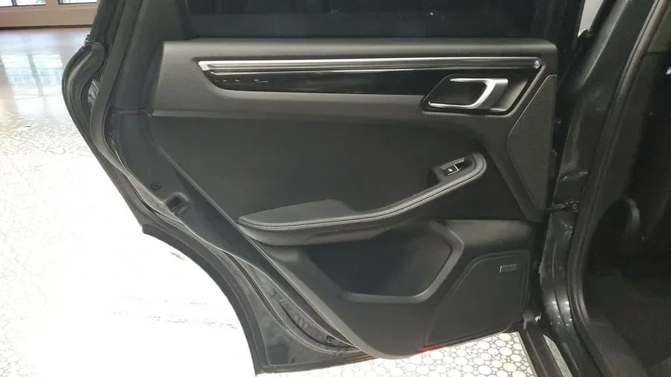 2019 Porsche Macan - Image 9 of 19