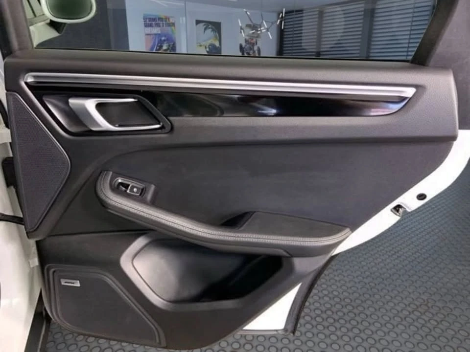 2019 Porsche Macan - Image 12 of 20
