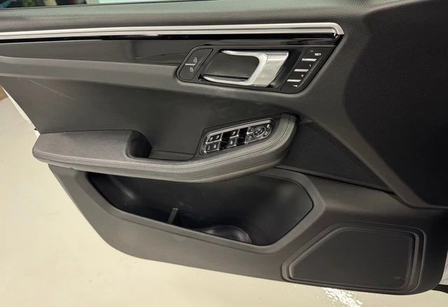 2019 Porsche Macan - Image 23 of 30