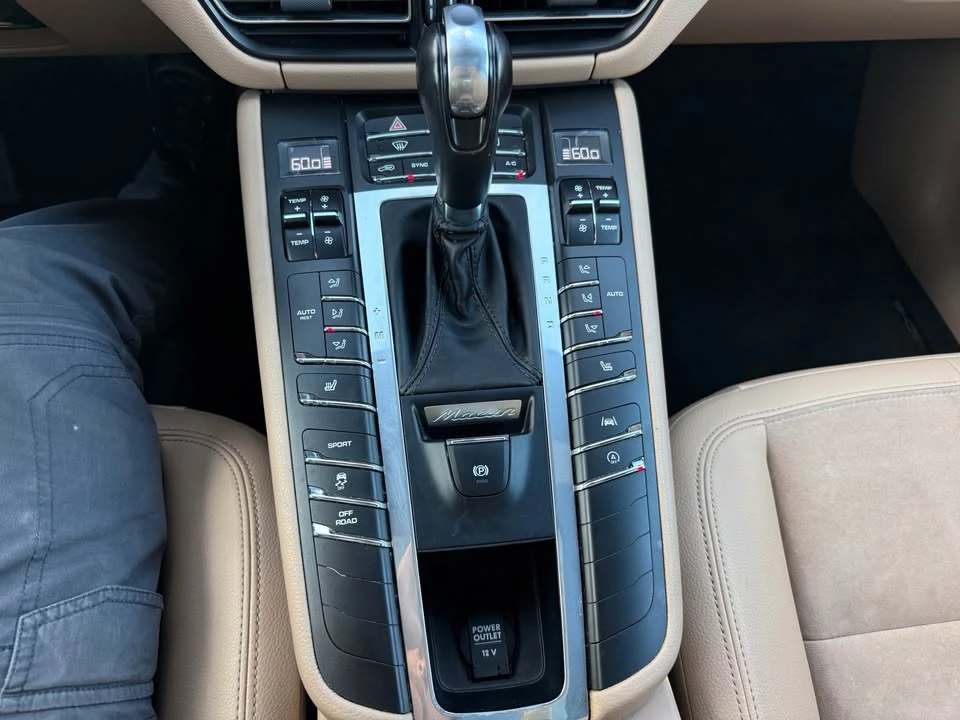 2019 Porsche Macan - Image 15 of 20