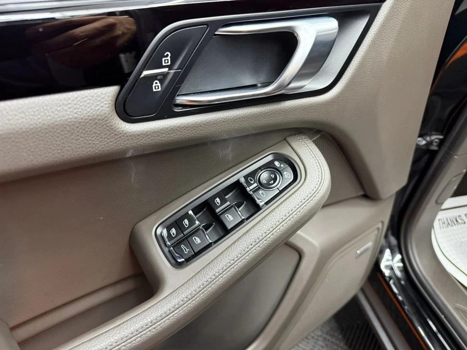 2019 Porsche Macan - Image 16 of 20