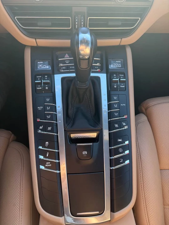 2019 Porsche Macan - Image 14 of 16