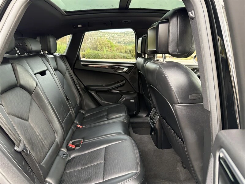 2019 Porsche Macan - Image 18 of 20