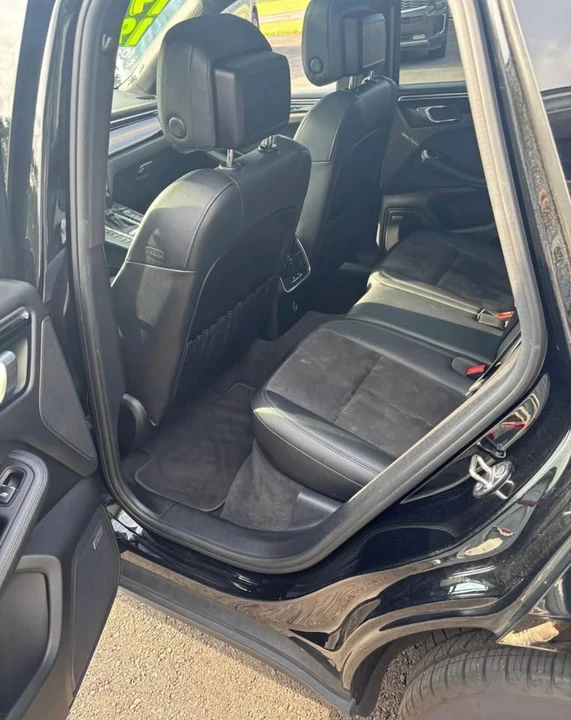 2019 Porsche Macan - Image 11 of 19